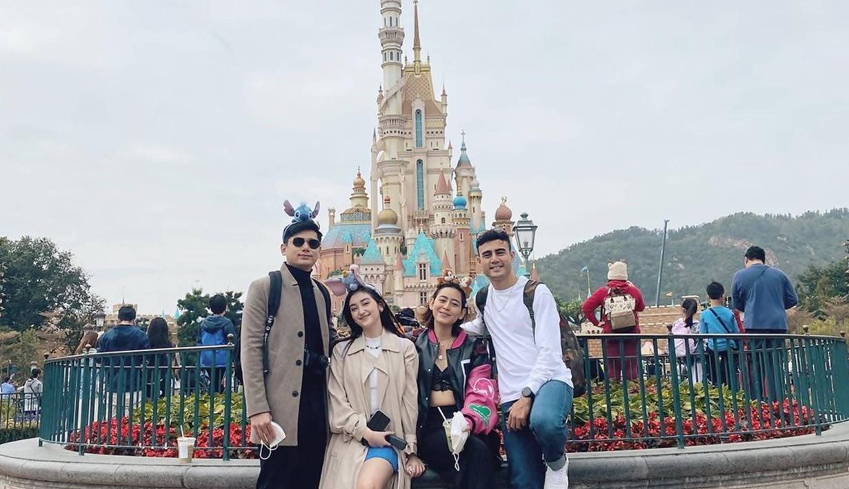 Begini potret kebersamaan Ranty Maria dan Laura Theux bersama kekasihnya masing-masing. Kedua aktris ini pun sama-sama memiliki kekasih yang berkecimpung di dunia seni peran. Diketahui bahwa Rayn Wijaya dan Indra Brotolaras pun kerap main sinetron. (Liputan6.com/IG/@rantymaria)