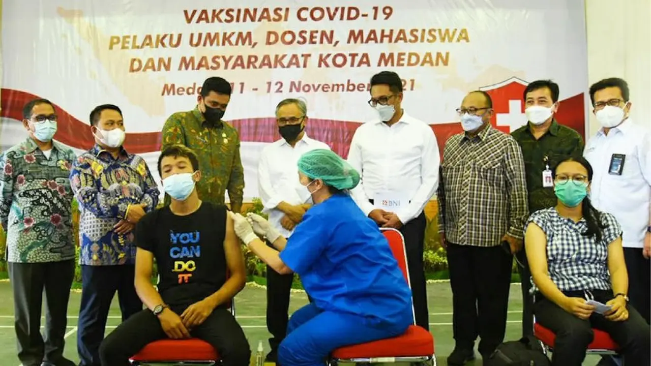 Ketua Dewan Komisioner OJK Wimboh Santoso didampingi Walikota Medan Bobby Afif Nasution peninjauan pelaksanaan kegiatan vaksinasi di Aula H. Anif, Universitas Negeri Medan. (Dok OJK)