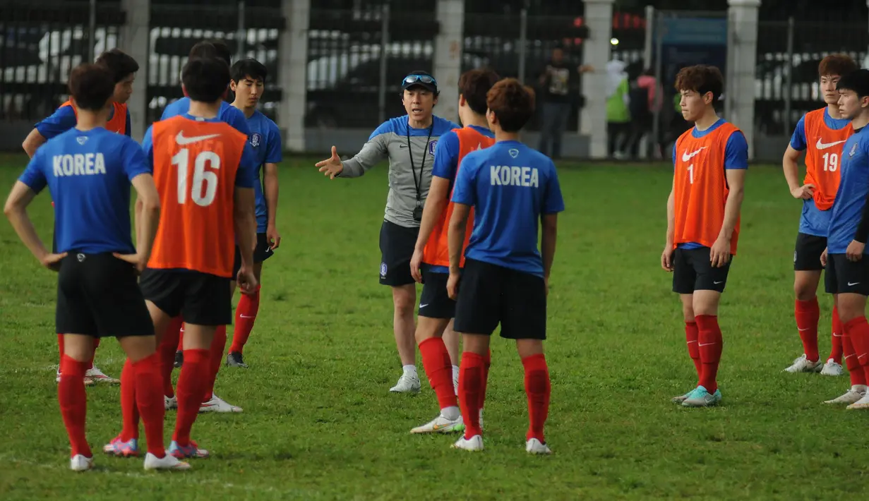 Pelatih timnas Korea Selatan U-23, Shin Tae-yong (bertopi) memberikan arahan pada skuad Taeguk Warriors di Lapangan C Senayan, Jakarta, (21/3/2015). Timnas Korsel U-23 berlatih jelang kualifikasi Grup H Piala Asia 2016. (Liputan6.com/Helmi Fithriansyah)