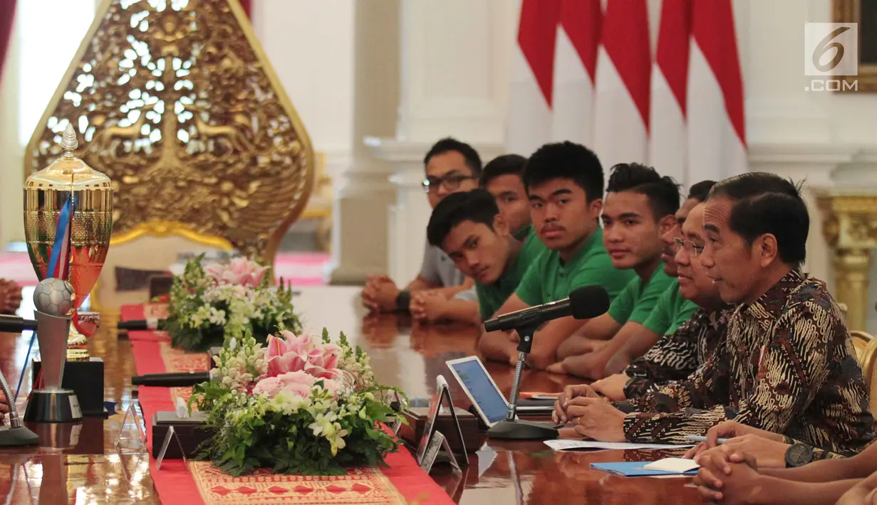 Presiden Joko Widodo (Jokowi) menerima skuad Tim Nasional (Timnas) Indonesia U-16 di Istana Merdeka, Jakarta, Kamis (4/10). Presiden Jokowi mengapresiasi perjuangan Garuda Muda di Piala Asia 2018. (Liputan6.com/Angga Yuniar)