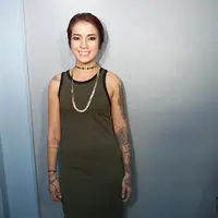 "Aku juga pengin ada selalu di samping mama papa. Semoga di umur yang sekarang bisa lebih dewasa dan lebih mateng lagi," tutur Sheila Marcia di kawasan Tendean, Jakarta Selatan, Senin (19/9). (Bambang E. Ros/Bintang.com)