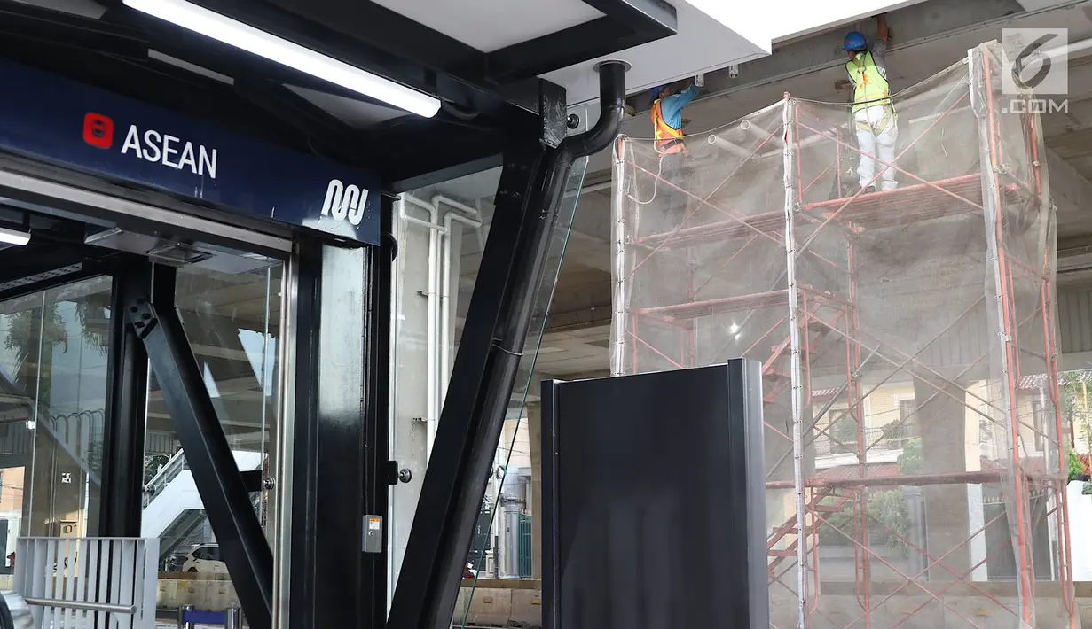 Pekerja menyelesaikan pembangunan di sekitar Stasiun MRT ASEAN di Jakarta, Kamis (4/4). Pemprov DKI Jakarta menargetkan pembangunan skybridge yang menghubungkan Stasiun MRT ASEAN dengan halte transjakarta CSW di koridor 13 rampung pada Oktober 2019. (Liputan6.com/Immanuel Antonius)