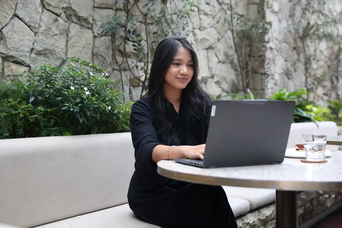 wanita mei sikap tegas elegan