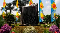 Sebuah prasasti untuk memperingati Tragedi Mei 1998 dibangun di Komplek Pemakaman Masal Tragedi Mei 1998 TPU Pondok Ranggon, Jakarta Timur, Rabu (13/5/2015). (Liputan6.com/Yoppy Renato)