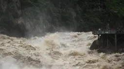 Derasnya arus sungai Jinsha dari tempat wisata Tiger Leaping Gorge di Diqing, Provinsi Yunnan, China (15/7). Wisatawan disajikan pemandangan bagaimana dahsyatnya arus sungai Jinsha. (REUTERS / Stringer)