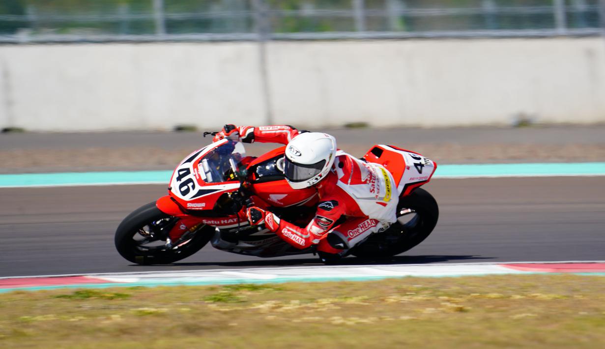Pembalap Astra Honda Racing Team (AHRT), Herjun Atna Firdaus saat berlomba pada Race 1 kelas Asia Production 250 (AP250) pada ajang Asia Road Racing Championship (ARRC) 2023 di Sirkuit Mandalika, Lombok, Sabtu (12/8/2023). (Dok. AHRT)