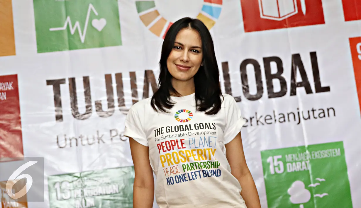 Aktris Sophia Latjuba berpose usai acara launching Duta Masyarakat untuk SDGs di Jakarta, Rabu (24/2). International NGO Forum on Indonesian Development (INFID) memerkenalkan lima Duta Masyarakat untuk SDGs. (Liputan6.com/Immanuel Antonius)