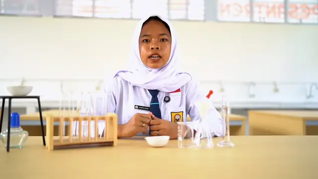 Syifa bersekolah di Sekolah Rakyat SMP 78 Sragen, Jawa Tengah.