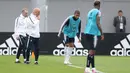 Penyerang timnas Prancis, Kylian Mbappe meninggalkan lapangan setelah cedera pada sesi latihan menjelang Piala Dunia 2018 di Istra, Rusia, Selasa (12/6). Penyerang 19 tahun itu cedera engkel dan tidak diizinkan melanjutkan sesi latihan. (AP/David Vincent)