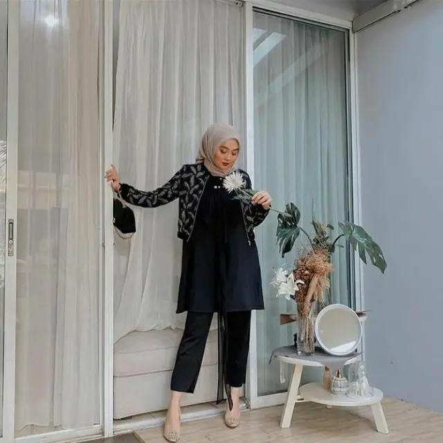 6 Potret Gaya Hijab Nabila Hatifa