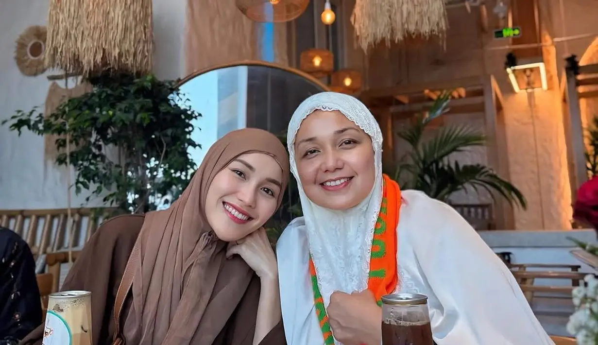 Fokus utama dari riasannya adalah alis cokelat yang dibentuk rapi, mempertegas ekspresi wajahnya secara lembut.  [@ayutingting92].
