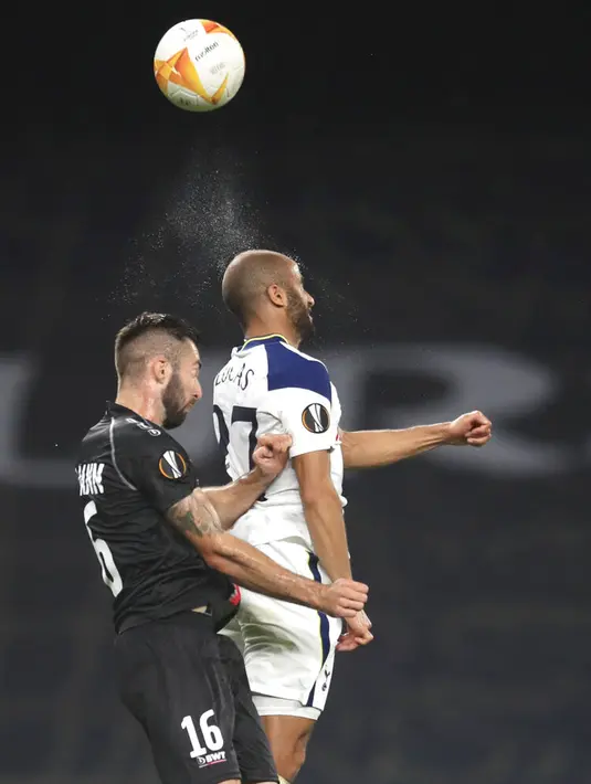 Pemain LASK Marvin Potzmann (kiri) berebut bola dengan pemain Tottenham Hotspur Lucas Moura pada pertandingan Grup J Liga Europa di London, Inggris, Kamis (22/10/2020). Tottenham Hotspur menang 3-0. (Adam Davy/Pool via AP)