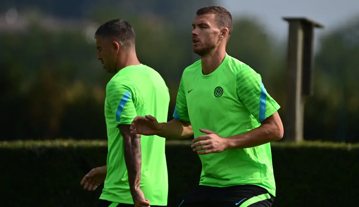 Penyerang Inter Milan, Edin Dzeko terlihat selama sesi latihan di Appiano Gentile menjelang matchday perdana Grup D Liga Champions UEFA 2021/2022, di Italia, Selasa (14/9/2021). Inter Milan akan menjamu Real Madrid di San Siro, Kamis (16/9) dini hari. (Miguel MEDINA/AFP)