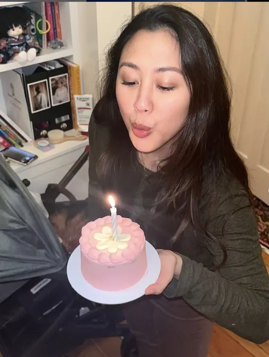 <p>SHerina baru saja rayakan hari lahirnya yanh ke 34 tahun. Pesonanya begitu awet muda dengan tampilan kulit glowing memukau. [Foto: Instagram/ Sherina]</p>