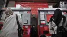 Calon penumpang membeli Tiket Harian Berjaminan (THB) di mesin pengisian Stasiun Sudirman, Jakarta, Rabu (17/7/2019). PT Kereta Commuter Indonesia mulai 1 Agustus 2019 tidak lagi melayani pembelian Tiket Harian Berjaminan (THB) sekali perjalanan. (merdeka.com/qbal S. Nugroho)