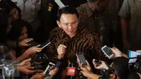 Gubernur DKI Jakarta, Basuki Tjahaja Purnama menjawab pertanyaan usai membacakan gugatan pasal aturan cuti kampanye UU Pilkada di Mahkamah Konstitusi, Jakarta, Rabu (31/8). Ahok mengajukan uji materi pasal 70 ayat 3. (Liputan6.com/Helmi Fithriansyah)