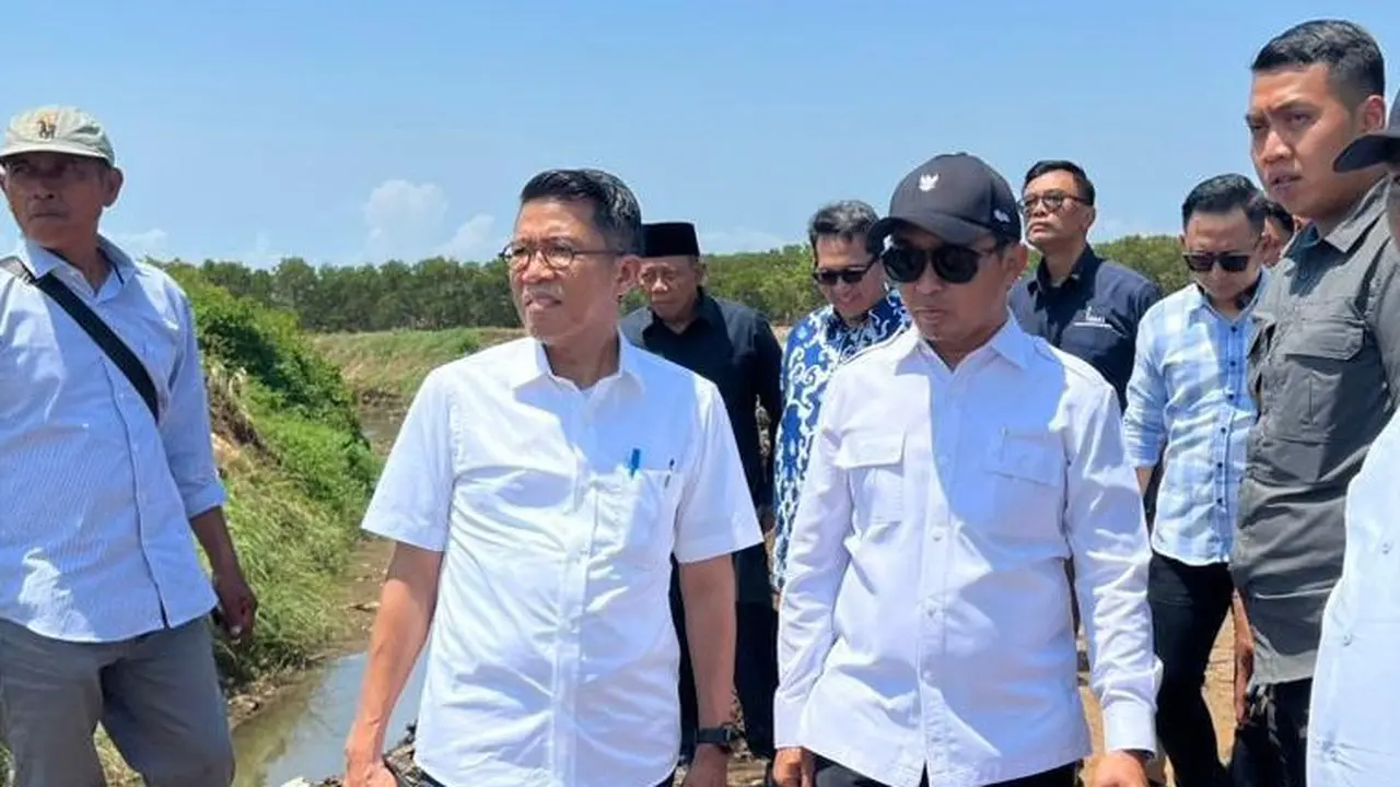 Ketua Komisi XI DPR RI Mukhamad Misbakhun memanfaatkan masa reses persidangan dengan meninjau proyek rehabilitasi Sungai Petung di Kelurahan Blandongan, Kota Pasuruan, Jawa Timur, Kamis (16/10/2025) (Istimewa)