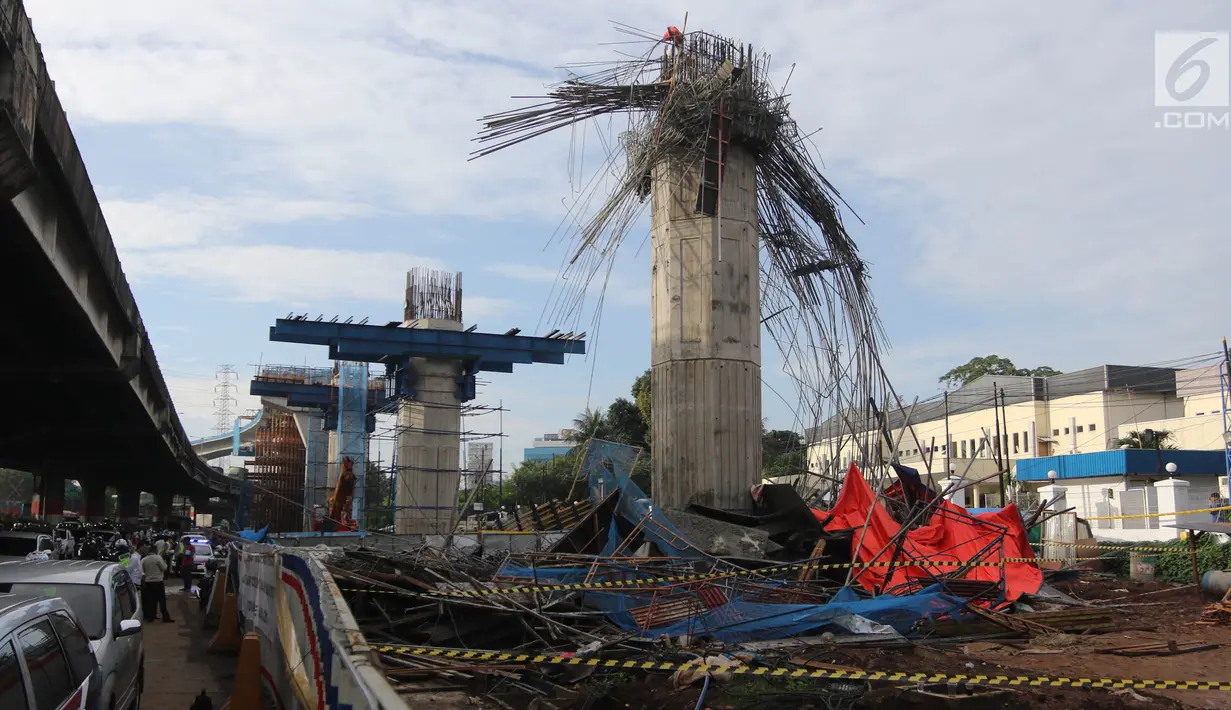 Tiang girder proyek Tol Bekasi-Cawang-Kampung Melayu (Becakayu) di dekat Gerbang Tol Kebon Nanas, Jakarta Timur, ambruk, Selasa (20/2). Akibat robohnya tiang girder itu, tujuh orang pekerja terluka tertimpa material yang jatuh (Liputan6.com/Arya Manggala)