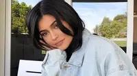 Pemberitaan soal kehamilan Kylie Jenner  ini pertama kali muncul tidak lewat Kylie sendiri. Melainkan dari ayahnya, Bruce, yang kini telah mengubah namanya menjadi Caitlyn Jenner. (Instagram/kyliejenner)