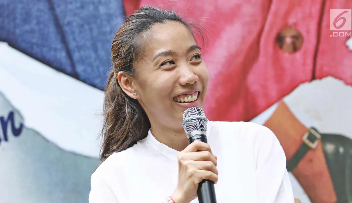 Produser Falcon pictures, Frederica memberikan keterangan saat jumpa pers poster film Benyamin Biang kerok di kawasan Duren Tiga, Jakarta, Sabtu (4/11). Film ini akan digarap kembali secara milenia. (Liputan6.com/Herman Zakharia)