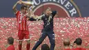 Manager Bayern, Kathleen Krueger terkena siraman Rafinha saat perayahan penyerahan trofi juara Bundesliga di Allianz Arena stadium, Munich, (20/5/2017).  Bayern menang 4-1. (AP/Matthias Schrader)