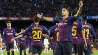 Striker Barcelona, Luis Suarez, merayakan gol yang dicetaknya ke gawang Real Madrid pada laga La Liga Spanyol di Stadion Camp Nou, Barcelona, Minggu (28/10). Barcelona menang 5-1 atas Madrid. (AFP/Lluis Gene)