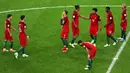 Bintang Portugal, Cristiano Ronaldo, bersama rekan-rekannya tampak sedih usai negaranya tersingkir dari semifinal Piala Konfederasi di Kazan Arena, Kazan, Rabu (28/6/2017). Portugal kalah adu penalti 0-3 dari Cile. (EPA/Tolga Bozoglu)