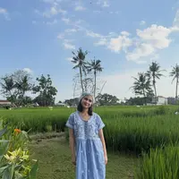 . Berpose di tengah hamparan sawah hijau dengan langit cerah sebagai latar belakang, aktris sekaligus penyanyi muda itu menunjukkan bahwa gaya sederhana tetap bisa terlihat modis dan menawan. [@tissabiani]
