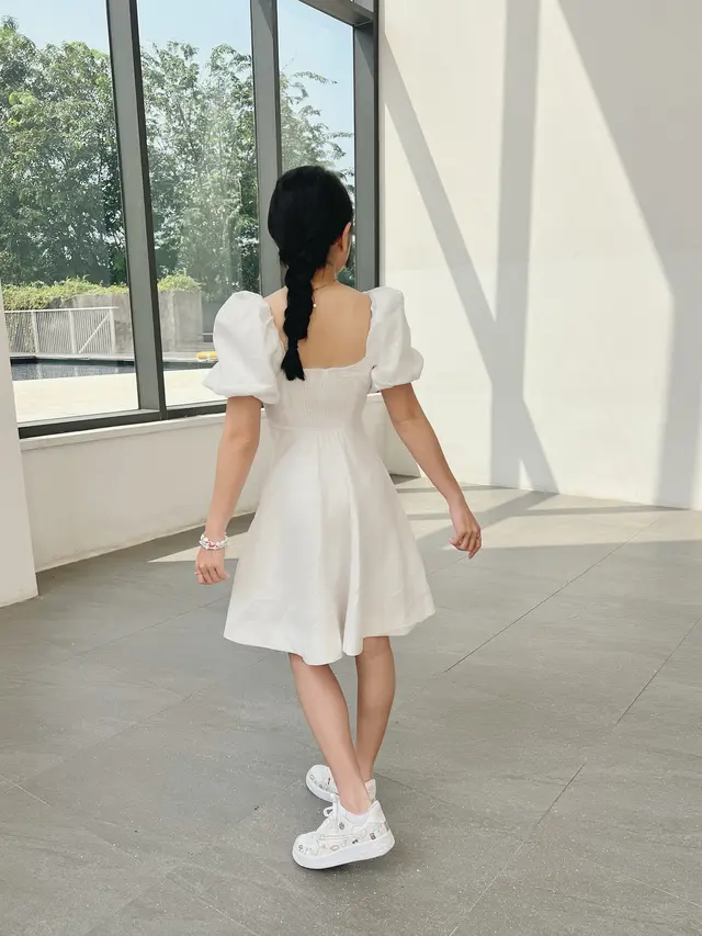 7 Gaya OOTD Prilly Latuconsina dengan Dress Putih Ini Tampil Anggun dan Menawan