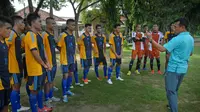 Pelatih Persepam MU, Widodo C Putro memberikan arahan kepada pemain Persepam (Saiful Bahri/Antara)