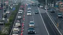 Pengaturan lalu lintas kendaraan melawan arah atau contraflow di jalan tol dalam kota (Cawang - Semanggi) Km 1+700 hingga Km 8+100 Jakarta, Senin (13/2). Contraflow akan berlaku pada hari kerja pada pukul 06.00 - 09.00. (Liputan6.com/Gempur M Surya)