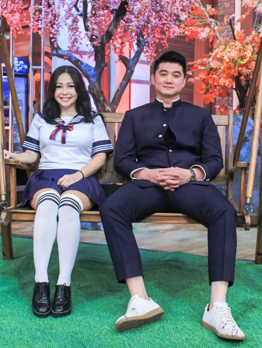 <p>Cosplay jadi anak sekolah ala Jepang bak karakter Sailor Moon, penampilan Chef Marinka mencuri perhatian penggemar. (Instagram/rinrinmarinka)</p>