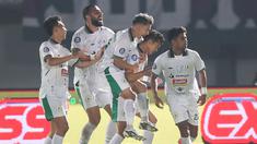 Partai seru tersaji dalam laga pekan ke-9 BRI Liga 1 antara tuan rumah Persita Tangerang menghadapi tamunya PSS Sleman, Jumat (18/8/2023) di Stadion Indomilk Arena, Tangerang. PSS Sleman yang sempat memimpin 2-0 di babak pertama lewat gol Jehad Ayoub dan Ricky Cawor, harus kebobolan dua gol di awal babak kedua via brace Ramiro Fergonzi. Gol kemenangan Tim Elang Jawa akhirnya tercipta pada menit ke-71 melalui aksi Riki Dwi Saputro. Dengan kemenangan 3-2 ini PSS yang mengoleksi 15 poin naik ke peringkat ke-4, sementara Persita yang baru memperoleh 10 poin turun ke peringkat 13. (Bola.com/Abdul Aziz)