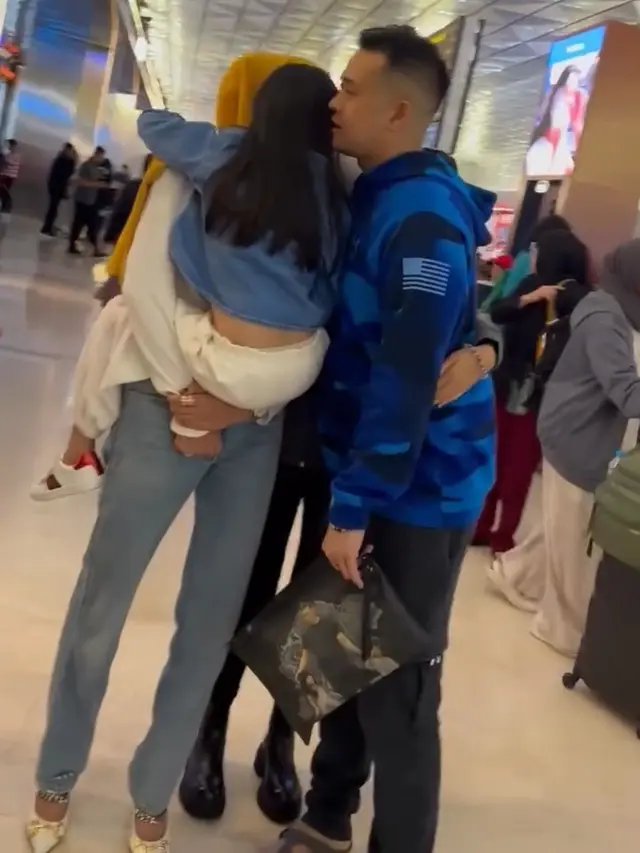 Momen Olla Ramlan dan Aufar Hutapea Antar Anak yang Akan Liburan ke Jepang. (instagram/ollaramlan, instagram/aufar.hutapea)