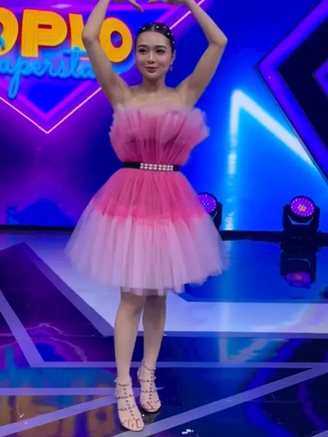 Potret Wika Salim Tampil Pakai Dress Unik.