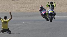 Seorang penonton memasuki lintasan Sirkuit Jerez, Spanyol, setelah Valentino Rossi finis pertama diikuti Jorge Lorenzo dalam balapan MotoGP Jerez, Minggu (24/4/2016). (EPA/Jose Manuel Vidal)