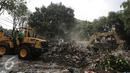 Sejumlah alat berat diturunkan saat penggusuran di kawasan Rawasari Selatan, Jakarta, Kamis (23/7/2015). Tampak upaya petugas saat melakukan pengusuran di  Rawasari Selatan. (Liputan6.com/Faizal Fanani)