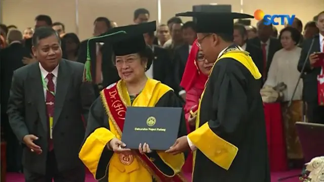 Gelar Kehormatan dari Universitas Negeri Padang adalah gelar Doktor Honoris Causa ke-5 yang diraih Megawati Soekarnoputri.