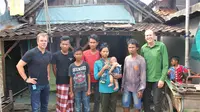 Matt Damon saat berkunjung ke rumah warga pelanggan PDAM bernama Sujarno di Batang, Jawa Tengah, Indonesia untuk melihat dampak kemajuan program organisasi Water.org yang didirikannya. (Water.org)