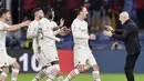Penyerang AC Milan, Zlatan Ibrahimovic berselebrasi dengan pelatih Stefano Pioli setelah mencetak gol ke gawang Genoa pada pertandingan lanjutan Liga Serie A Italia di stadion Genoa Luigi Ferraris, Italia, Kamis (2/11/2021). AC Milan menang atas Genoa 3-0. (Tano Pecoraro/LaPresse via AP)