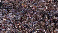 Para penggemar Real Madrid memadati lapangan Cibeles untuk merayakan trofi Liga Champions ke-15 di Madrid pada 2 Juni 2024. (Pierre-Philippe MARCOU/AFP)