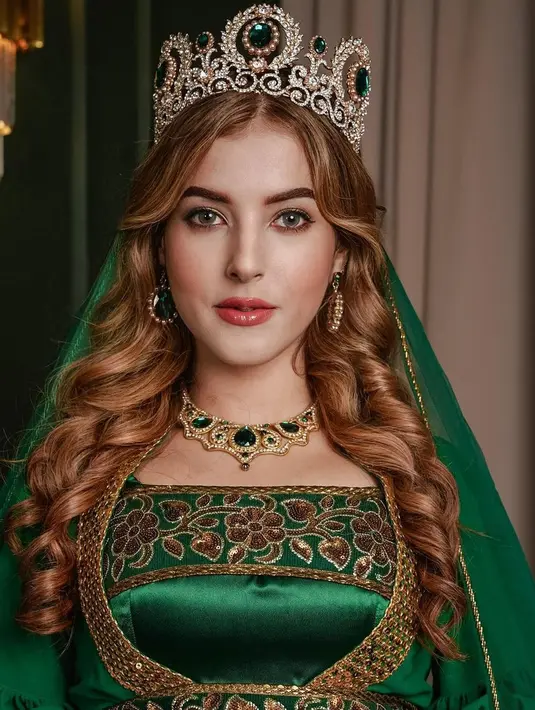 <p>Kali ini Tasya Farasya tampil avant-garde bak ratu. Ia memilih outfit hijau dengan detail corak floral cokelat yang serasi. Makeup bold bernuansa cokelat-oranye, rambut panjang bergelombang yang dibiarkan tergerai tampak berkilau sehat, dan Tasya Farasya menambahkan detail mahkota dengan batu-batu berlian hijau, serta selendang sebagai penutup kepala dengan nuansa hijau yang senada. Foto: Instagram.</p>