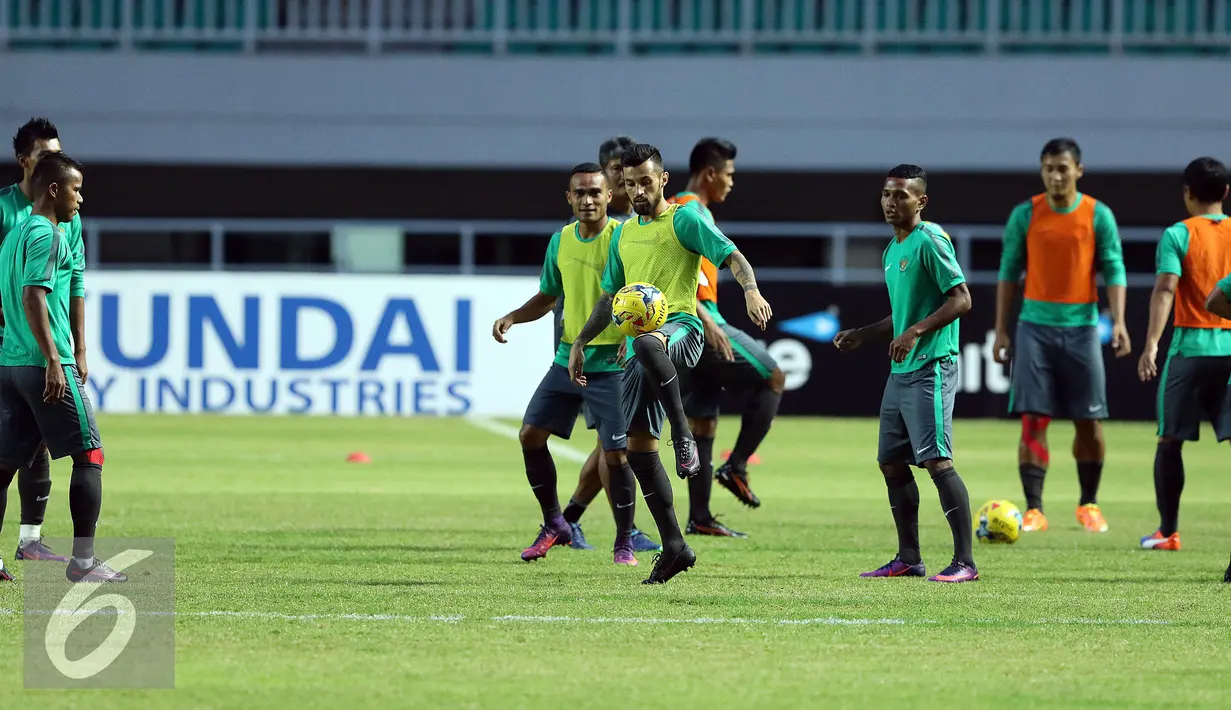 Pemain Timnas Indonesia, Stefano Lilipaly (tengah) melakukan pemanasan saat latihan jelang laga pertama semifinal Piala AFF 2016 di Stadion Pakansari, Bogor (2/12). Indonesia akan berlaga melawan Vietnam, Sabtu (3/12). (Liputan6.com/Helmi Fithriansyah)