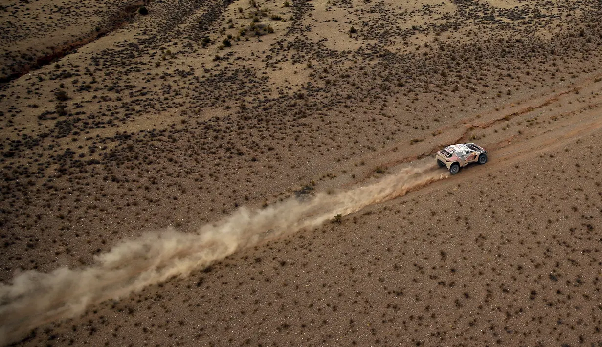 Pereli Prancis, Sebastien Loeb, saat beraksi di Etape 5 Reli Dakar 2016 antara Jujuy-Uyuni, Bolivia, (7/1/2016). (Reuters/Marcos Brindicci)