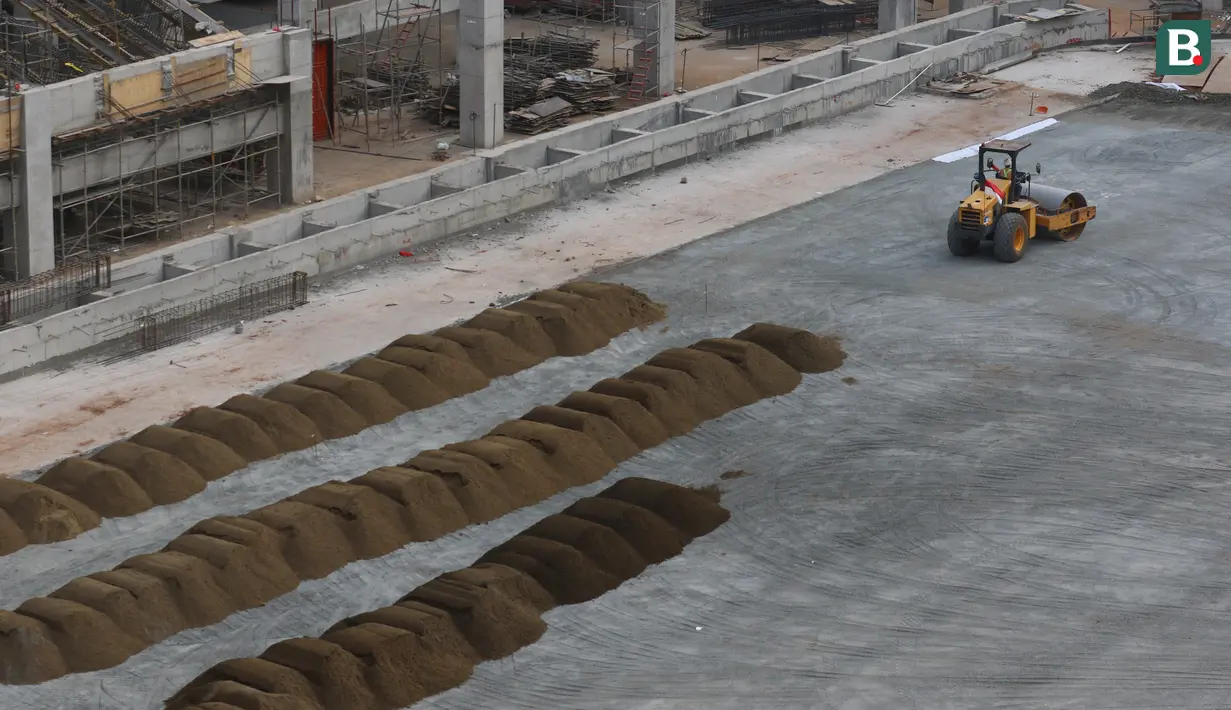 Sejumlah pekerja mengerjakan lapangan utama Jakarta International Stadium yang terletak di Papanggo, Jakarta Utara, Selasa (31/08/2021). PT Jakarta Propertindo mencatat bahwa stadion yang diproyeksikan berkapasitas 82.000 penonton tersebut telah mencapai 69 persen. (Bola.com/Bagaskara Lazuardi)