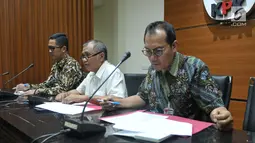 KPK memberikan keterangan pers terkait penetapan Ketua DPR RI Setya Novanto sebagai tersangka di Gedung KPK Jakarta, Senin (17/7). Setnov diduga menyalahgunakan kewenangan dan jabatan. (Liputan6.com/Helmi Afandi)