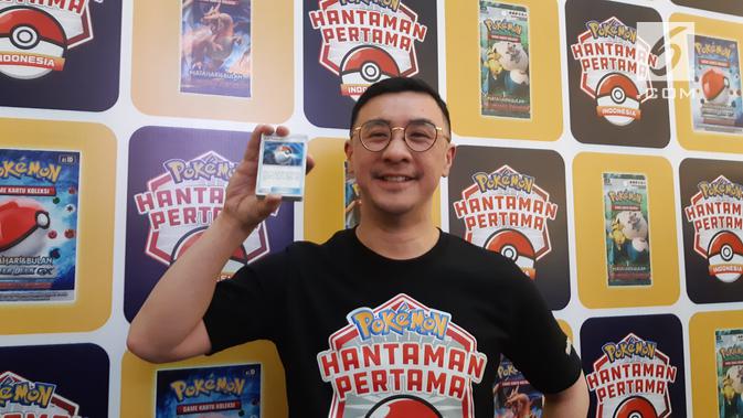 Direktur Eksekutif Salim Group Axton Salim memegang kartu Pokemon (Liputan6.com/ Agustin Setyo W)