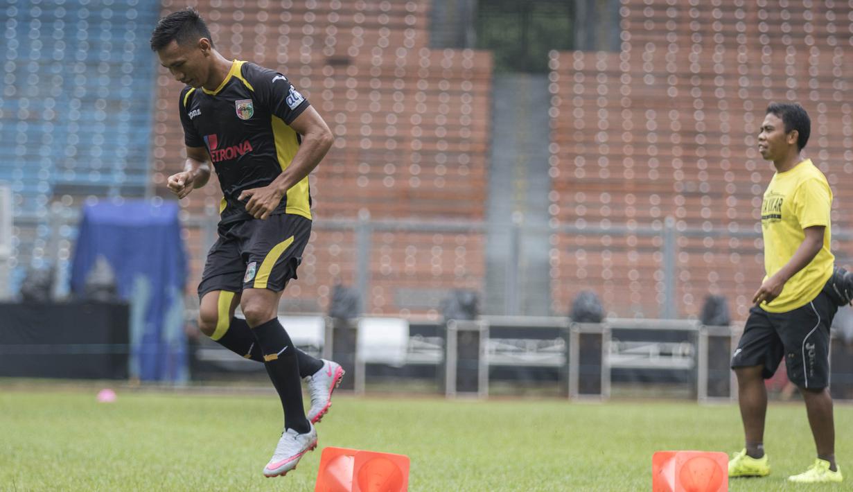 Gelandang Mitra Kukar, Rizky Pellu, berlatih jelang laga final Piala Jenderal Sudirman melawan Semen Padang di Stadion Gelora Bung Karno, Jakarta, Sabtu (23/1/2016). (Bola.com/Vitalis Yogi Trisna)