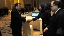 Ketua Mahkamah Konstitusi (MK) Arief Hidayat (kiri) menyambut kedatangan Sekretaris Jenderal (Sekjen) negara-negara peserta pada pertemuan Sekjen MK se-Asia di Jakarta, Senin (25/5/2015). (Liputan6.com/Herman Zakharia)