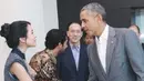 Lagi-lagi ia bertemu dengan orangpenting, dan kali ini adalah Barrack Obama. Saat bertemu Obama, tampilan Maudy sangat anggun dan glamor. Ia membuat tatanan rambutnya dengan bergaya bun hair. (Instagram/maudyayunda)